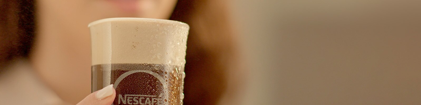 бокал с NESCAFÉ Фраппе Американо