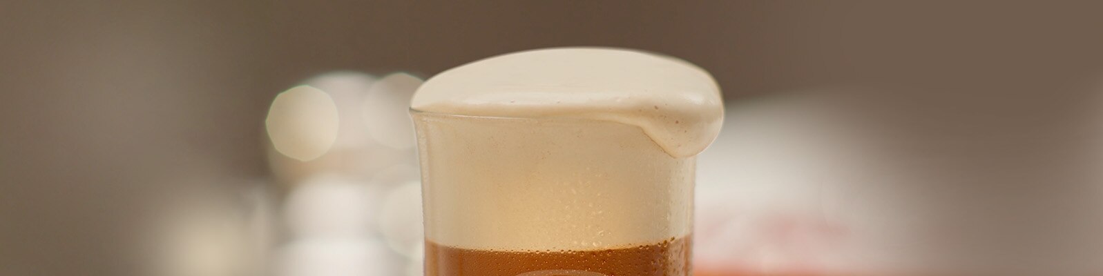 бокал с NESCAFÉ Фраппе Латте