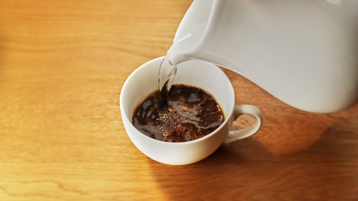 в белую чашку с кофе наливают воду из графина в белую чашку с кофе наливают воду из графина