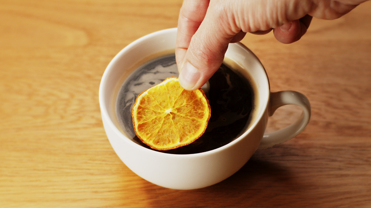 в чашку с кофе добавляют подсушенное кольцо апельсина в чашку с кофе добавляют подсушенное кольцо апельсина