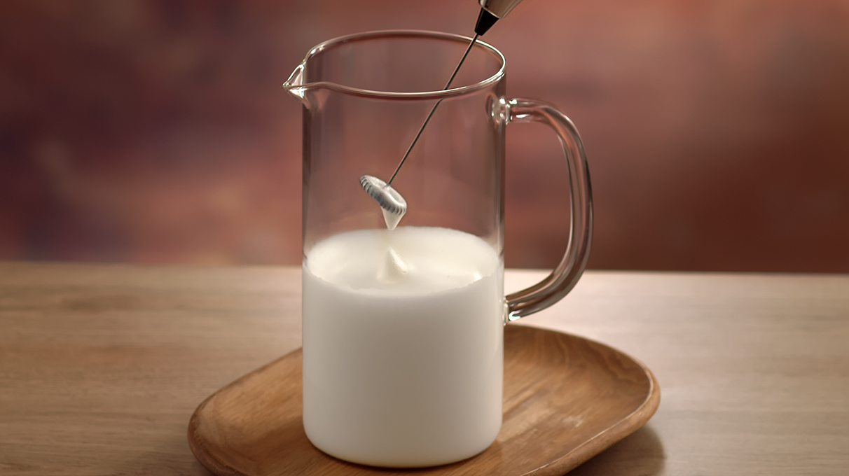 взбивание молока в графине