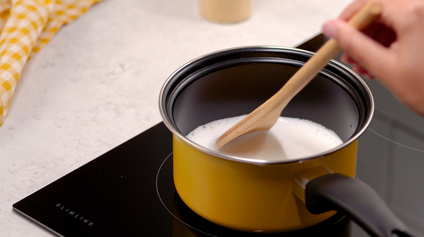 молоко подогревается в кастрюле на плите