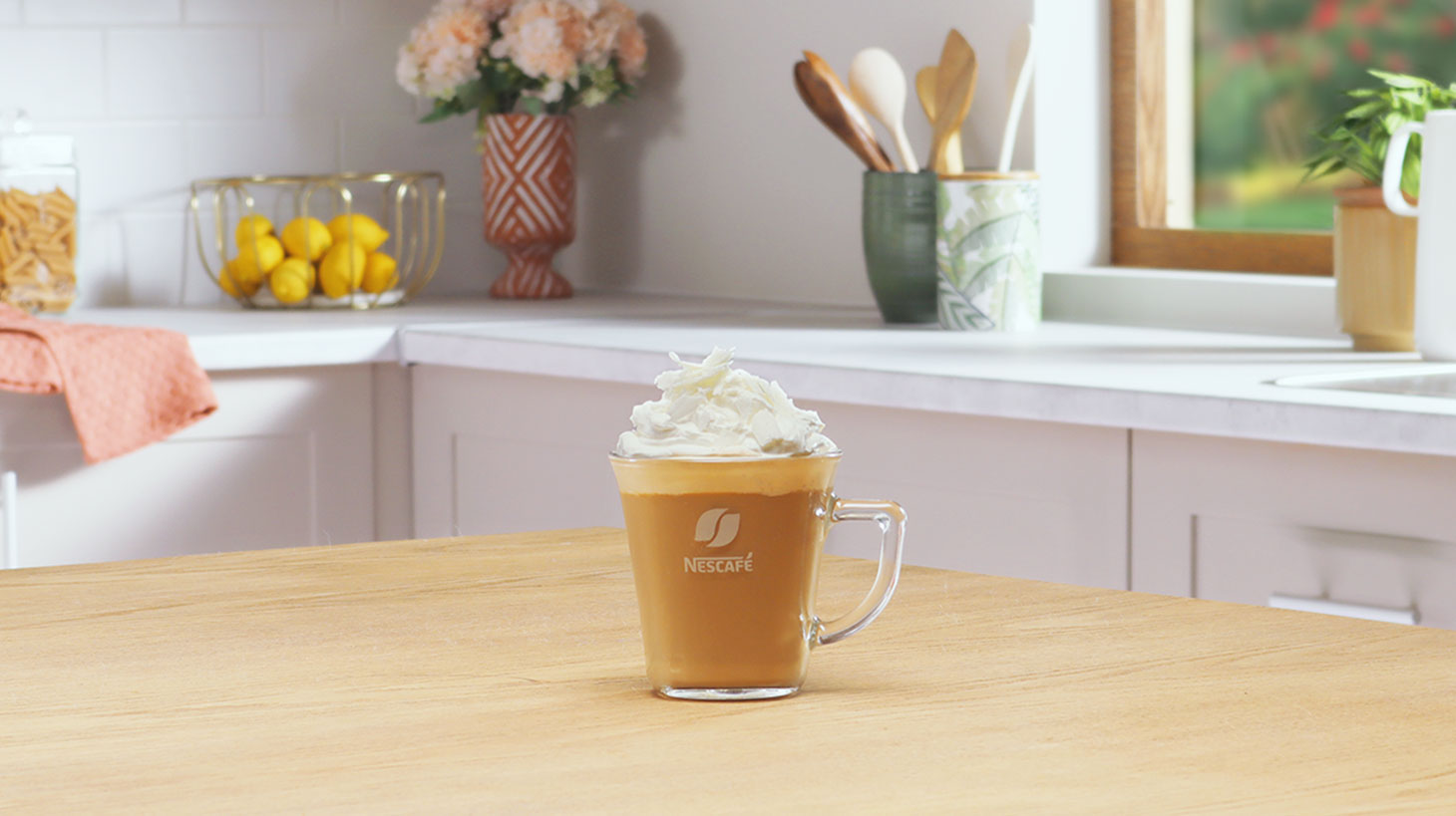 кофе в бокале украшается взбитыми сливками