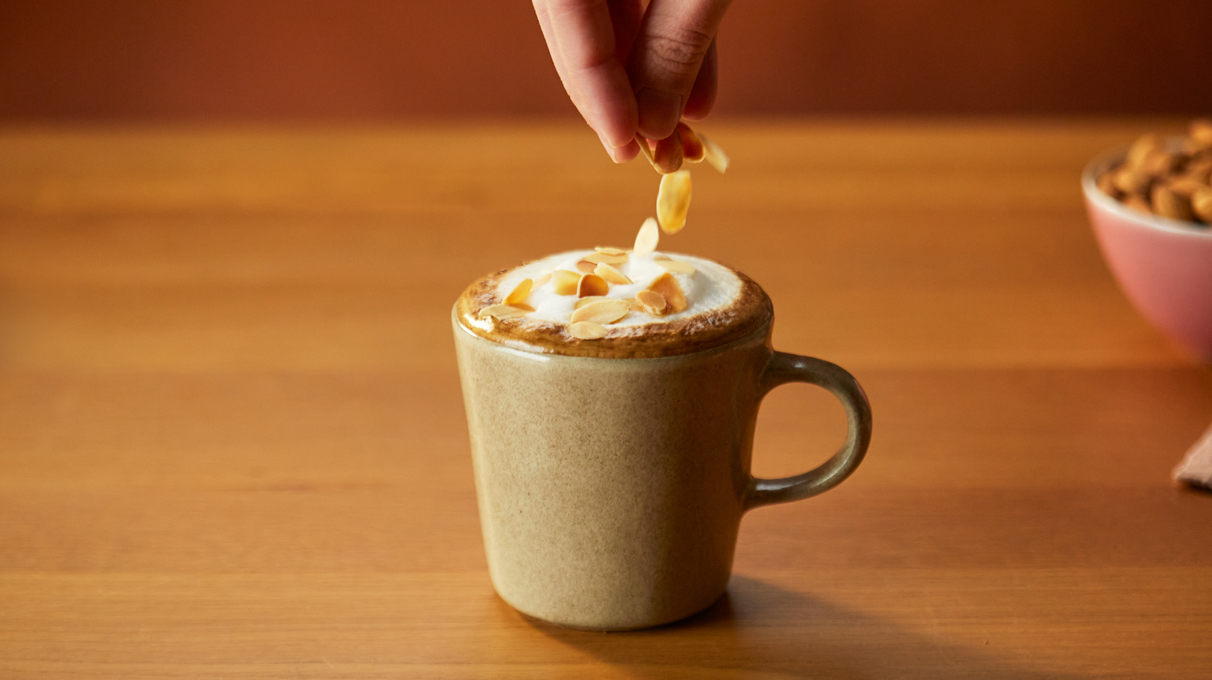 добавьте полученную пенку в кофе. по желанию украсьте миндальными лепестками  добавьте полученную пенку в кофе. по желанию украсьте миндальными лепестками