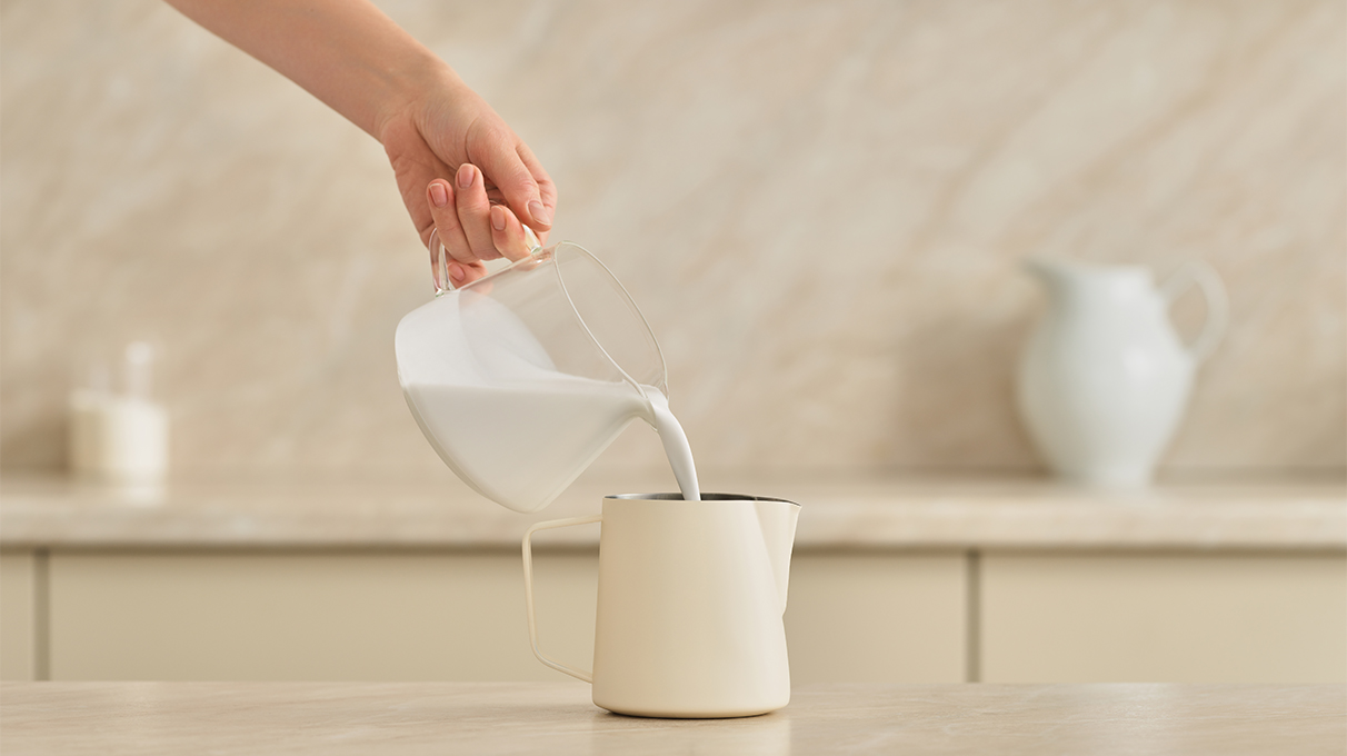 Залейте теплым кокосовым растительным напитком Залейте теплым кокосовым растительным напитком