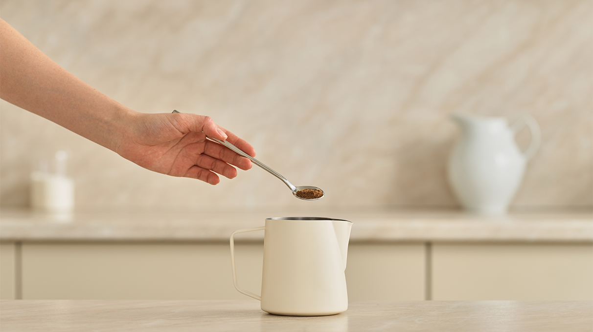 Добавьте молотый мускатный орех и размешайте Добавьте молотый мускатный орех и размешайте