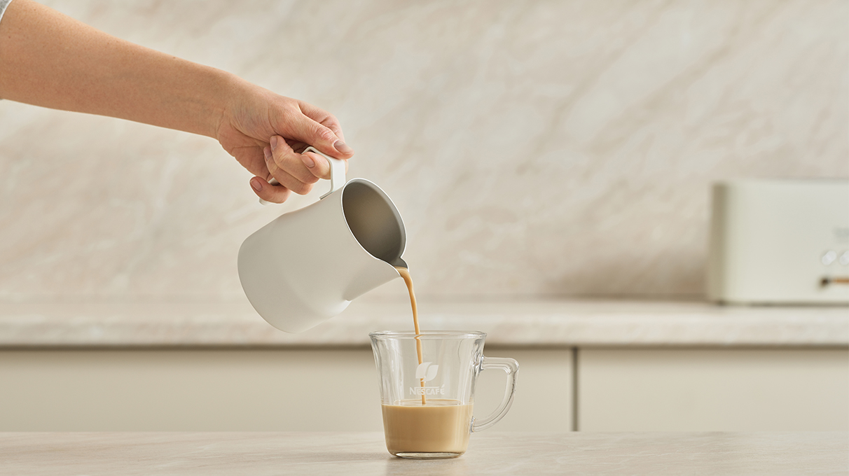 Перелейте в бокал.