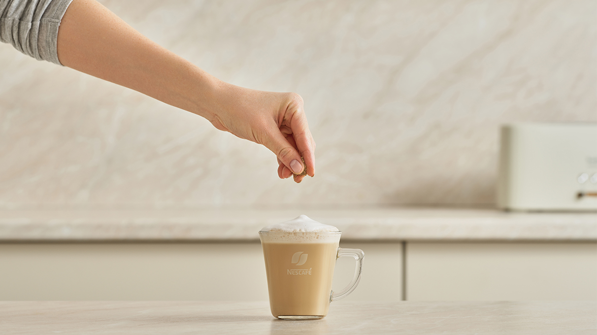 Украсьте смесью из специй и коричневого сахара.