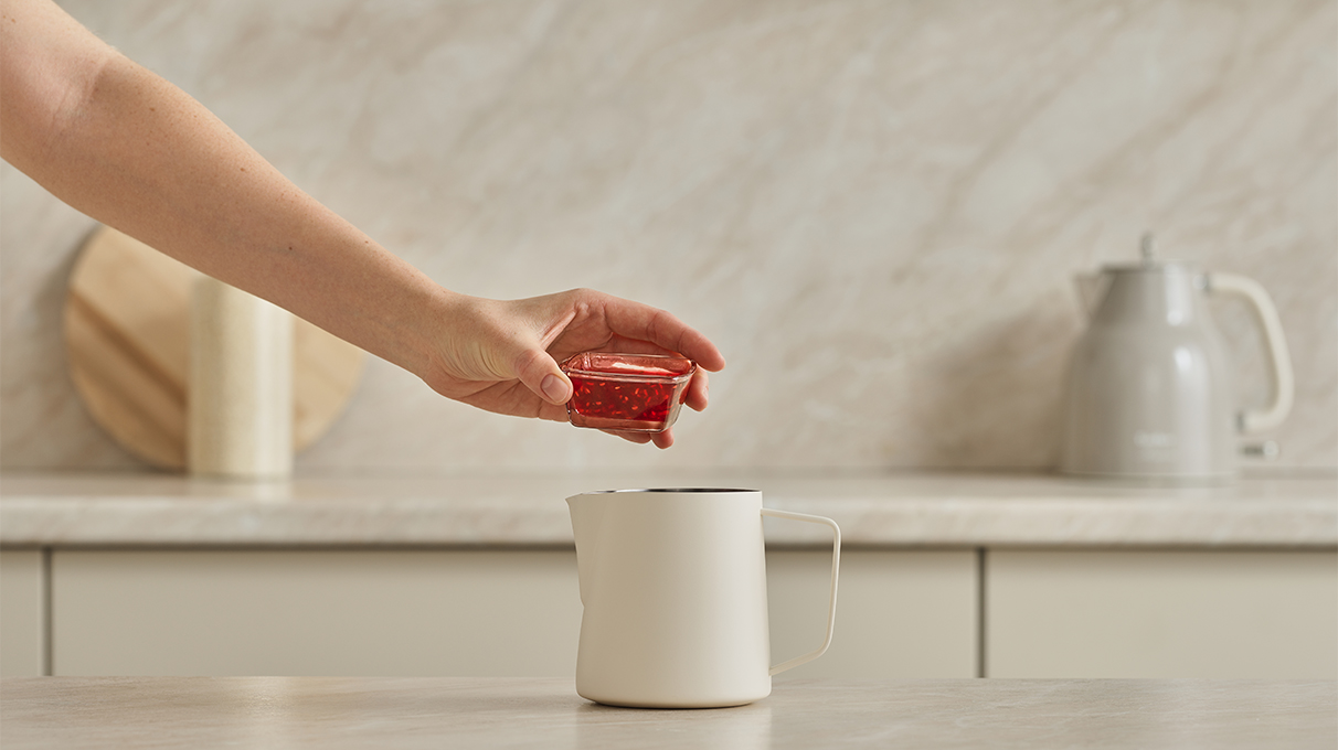 Добавьте малиновое варенье и размешайте