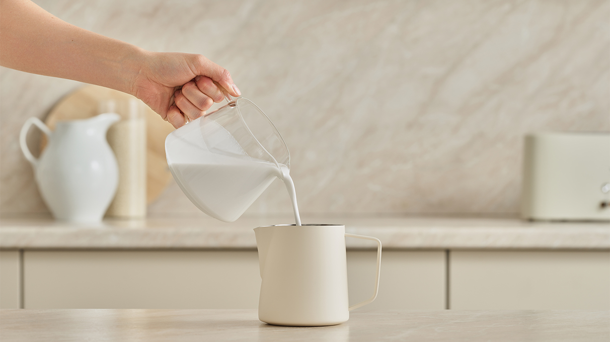 молоко наливается в емкость