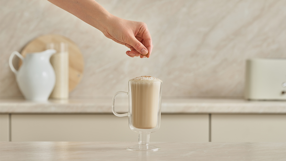 кофе посыпается корицей