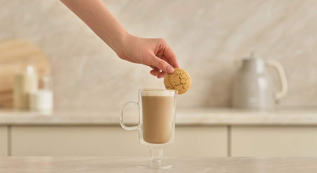 кофе украшается овсяным печеньем