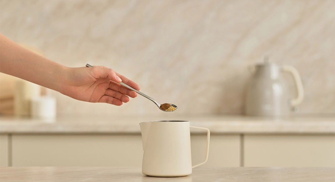 добавьте молотый имбирь и корицу 