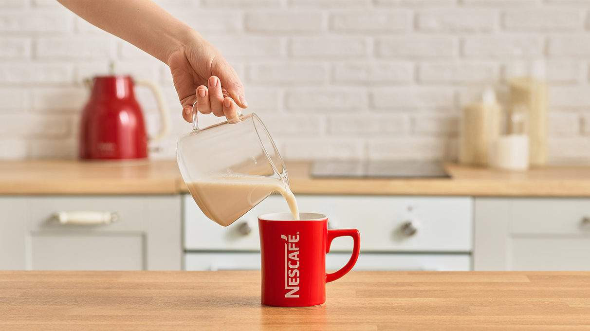 молоко наливается в красную кружку