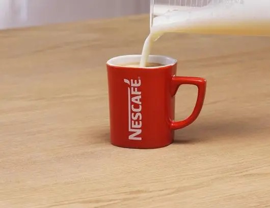 добавьте полученную пенку в кофе