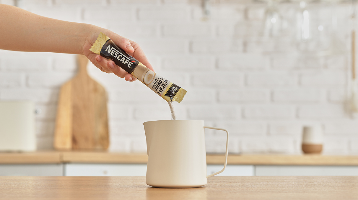 Залейте NESCAFÉ® Latte Plombir банановым растительным напитком