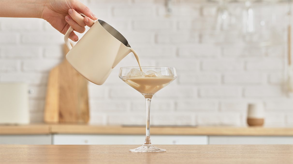 Перелейте в бокал со льдом