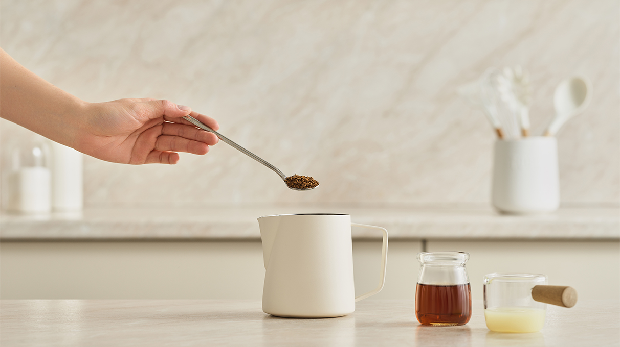 Приготовьте кофе, добавьте сироп и сок лайма