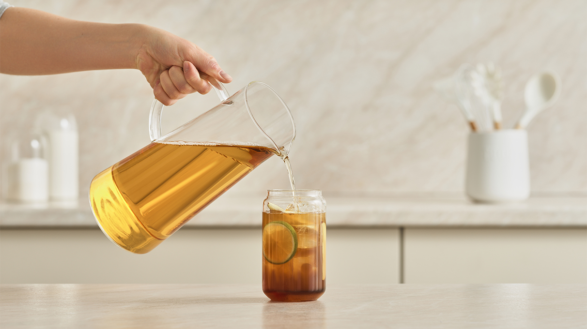 Перелейте кофе в бокал со льдом, добавьте яблочный сок и перемешайте