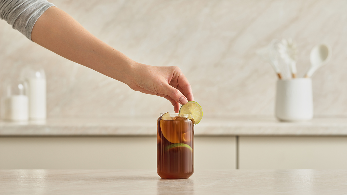 В готовый коктейль добавьте ломтики яблок, лайма. По желанию украсьте палочкой корицы