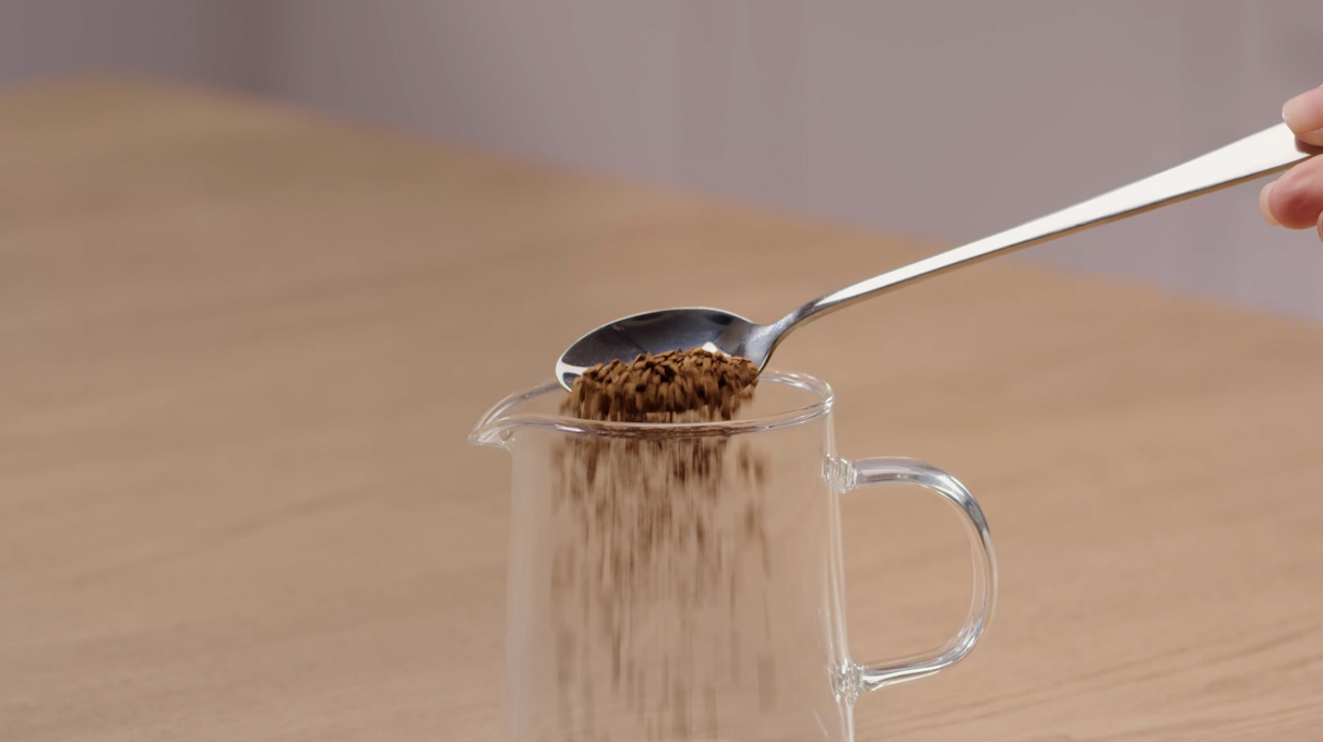 Залейте кофе теплой водой