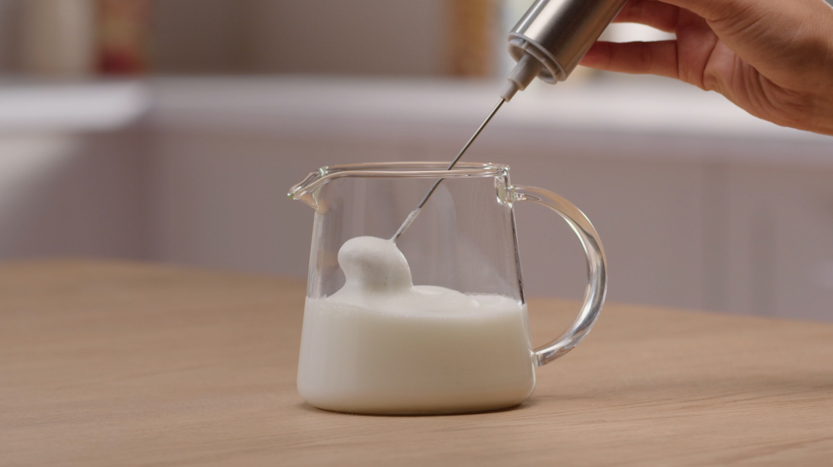 В отдельной емкости взбейте молоко до образования пышной пенки