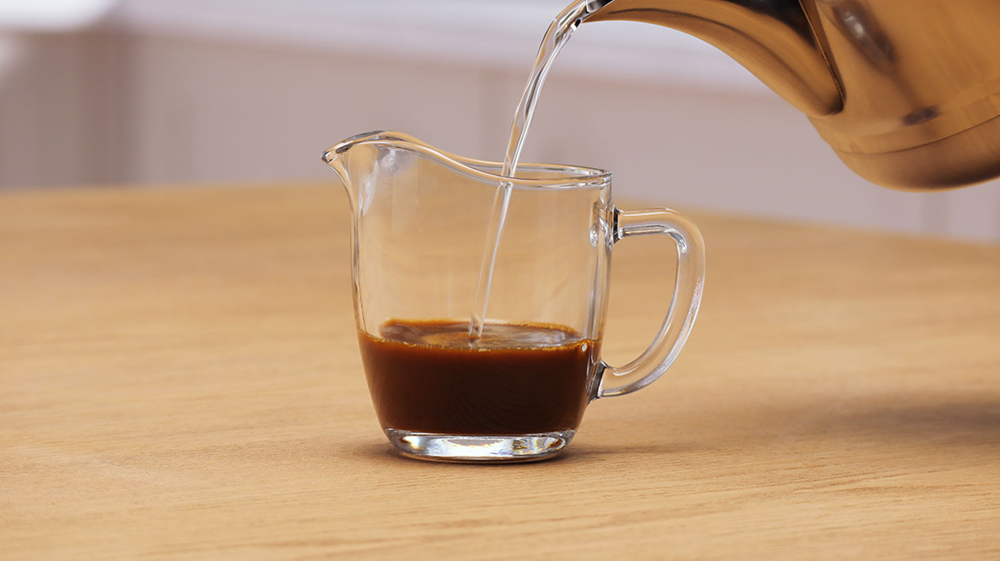 Залейте кофе теплой водой