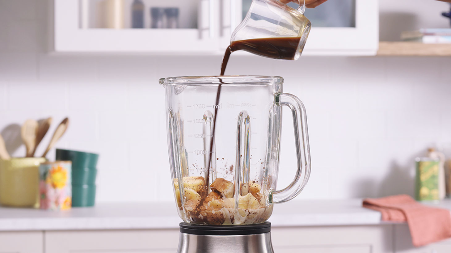 Добавьте все ингредиенты в блендер