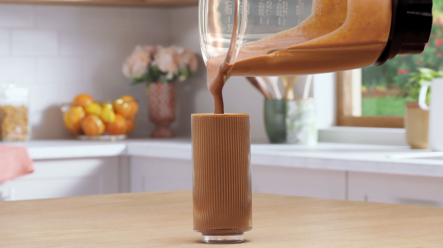 Перелейте в высокий прозрачный бокал