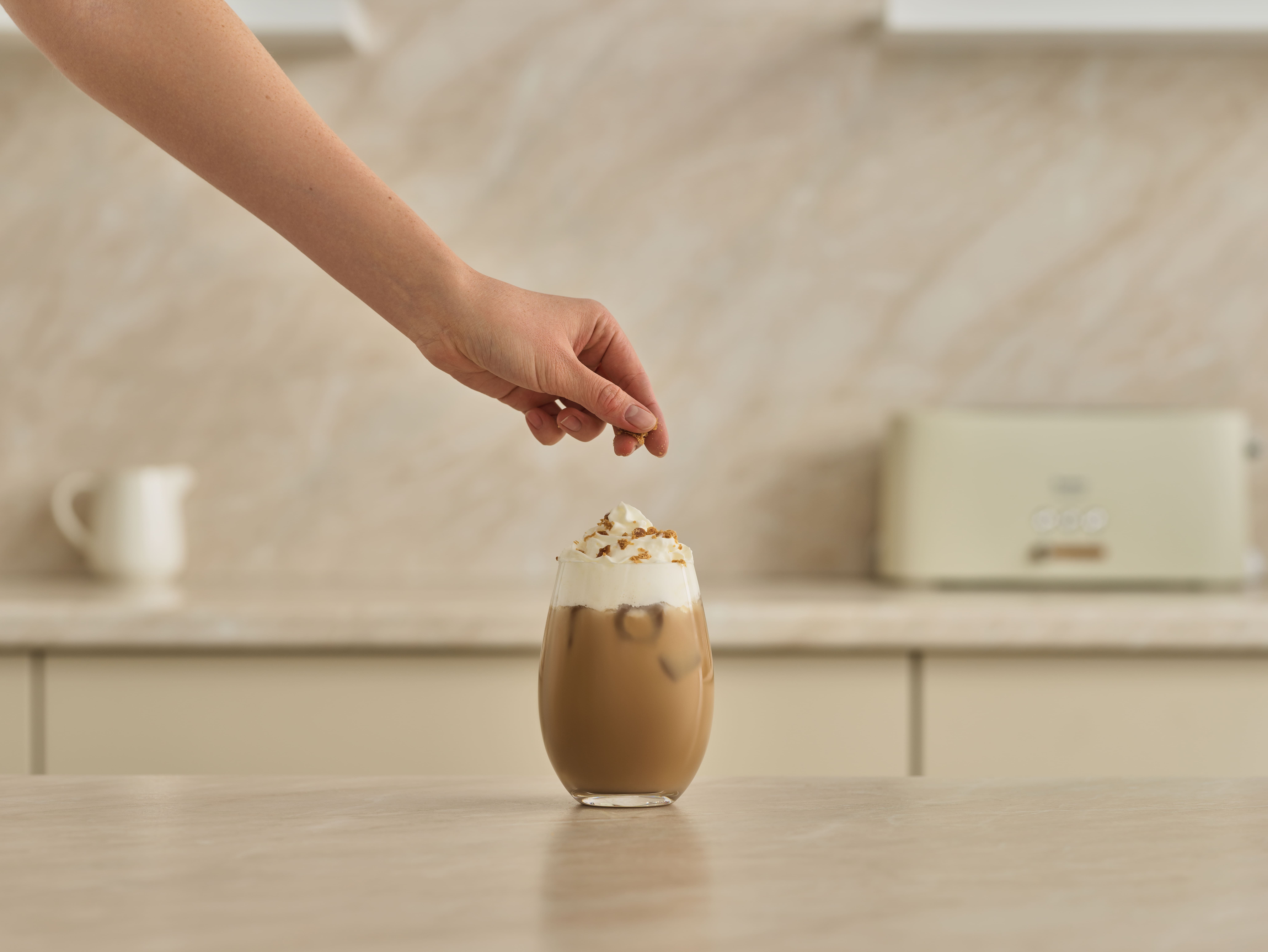 Украсьте взбитыми сливками и карамелью