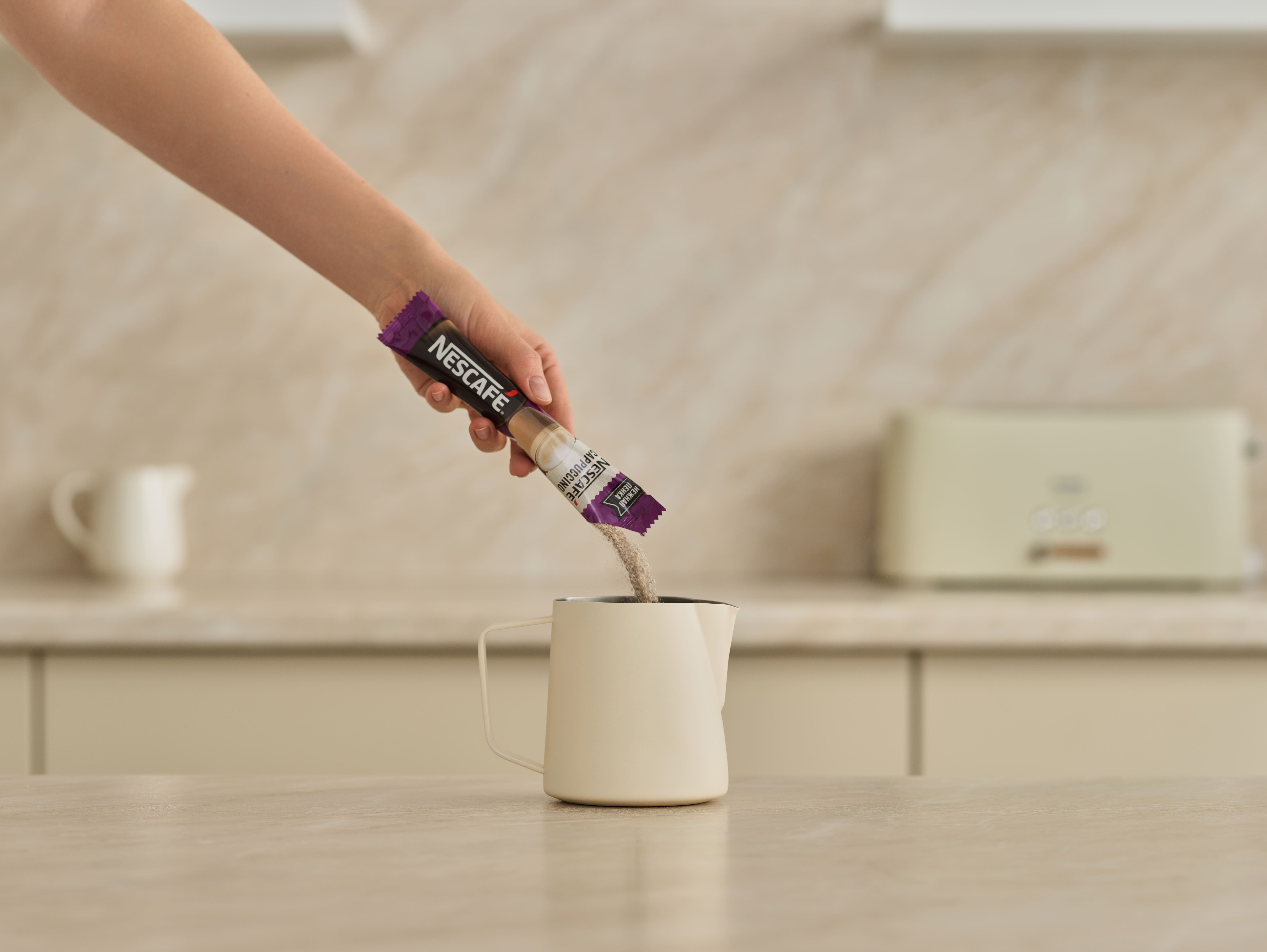 Залейте NESCAFÉ® Cappuccino теплой водой