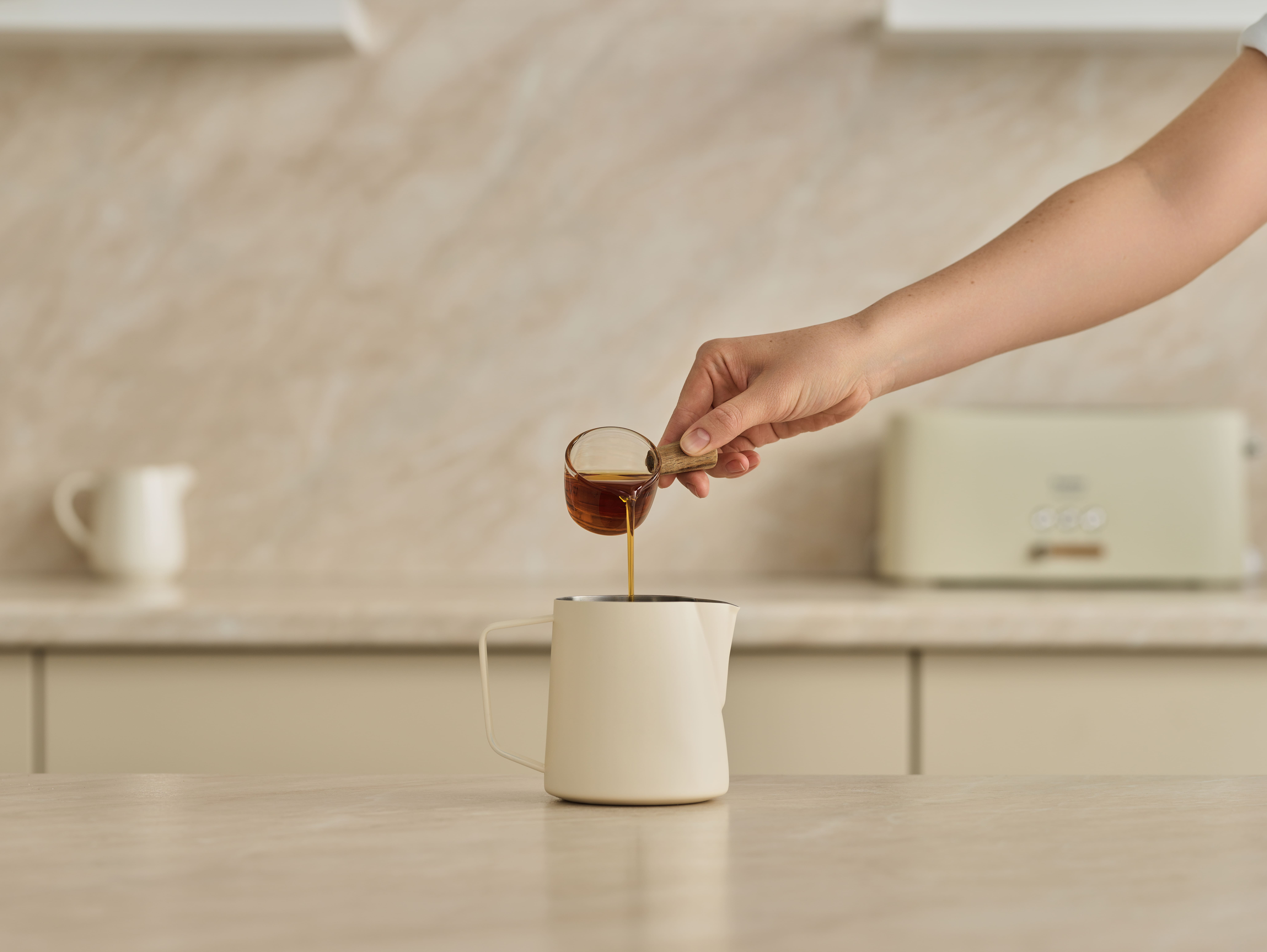 Добавьте кардамон и карамельный сироп