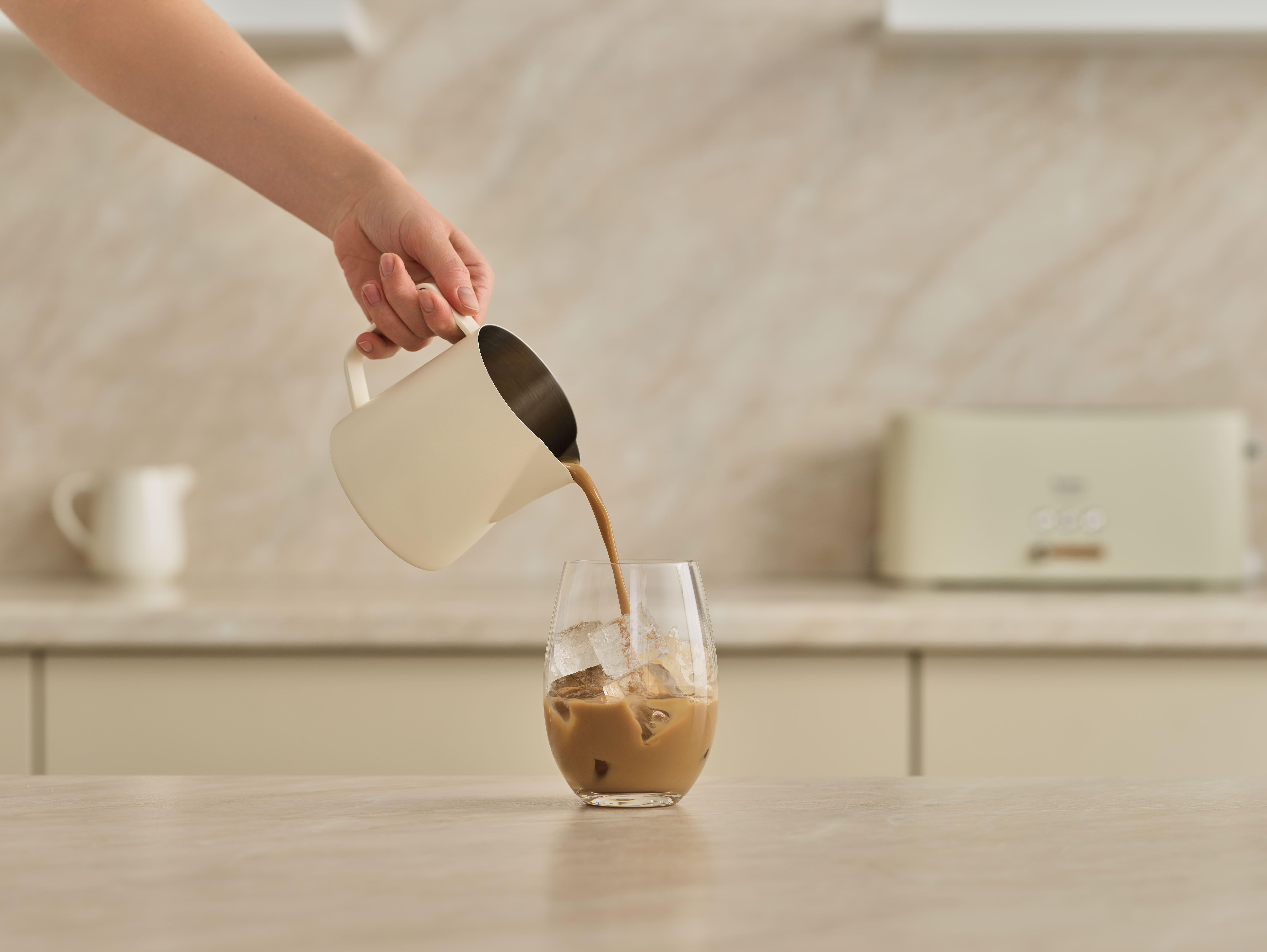 Перелейте в бокал со льдом