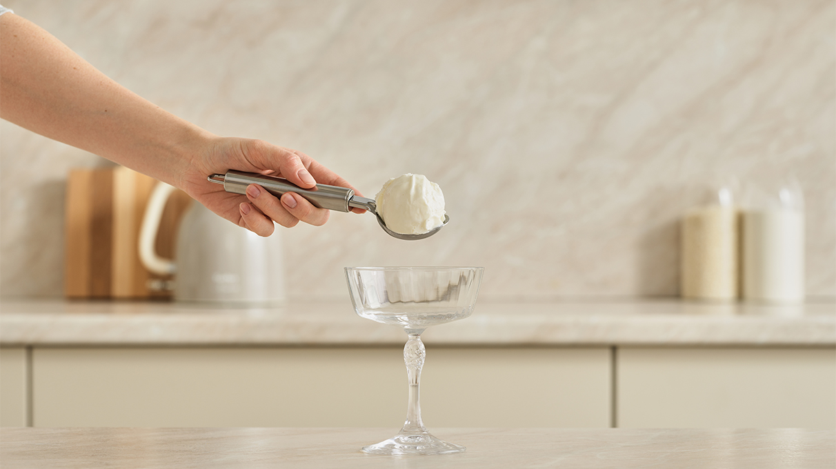 Выложите в бокал мороженое