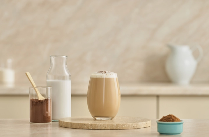 Кокосовый латте с какао и мускатным орехом
