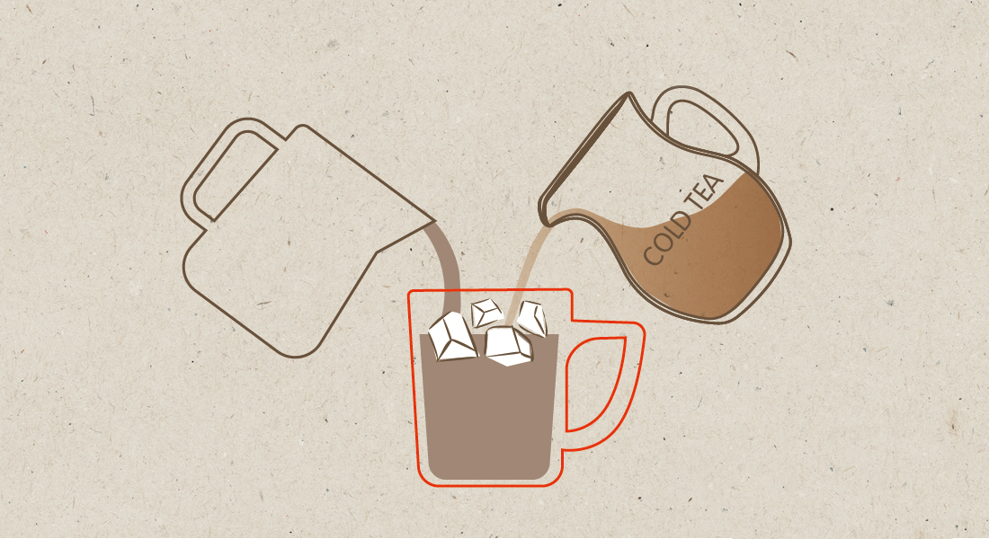 Залейте в стакан получившийся сироп, 120 мл холодного чая, 2–3 больших кубика льда и перемешайте