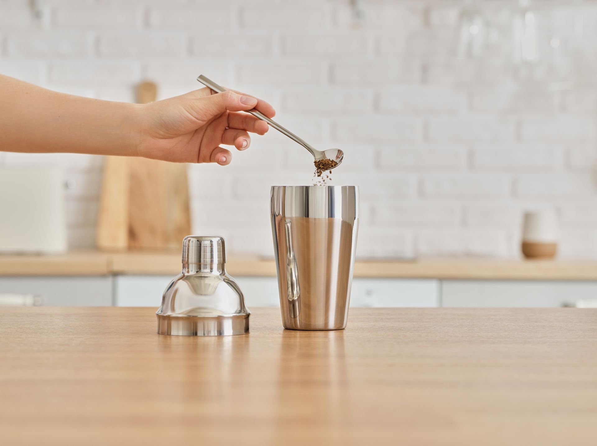 Залейте кофе теплой водой