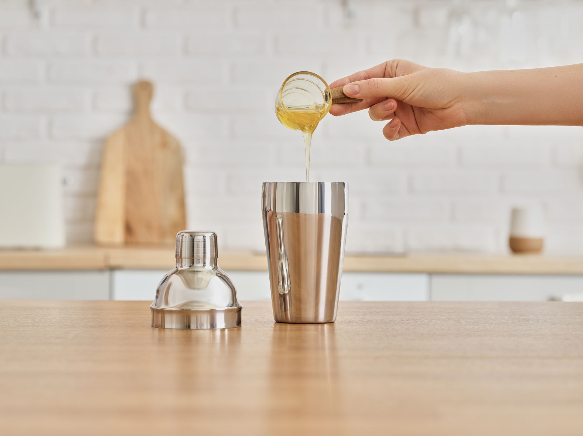 Добавьте остальные ингредиенты в шейкер