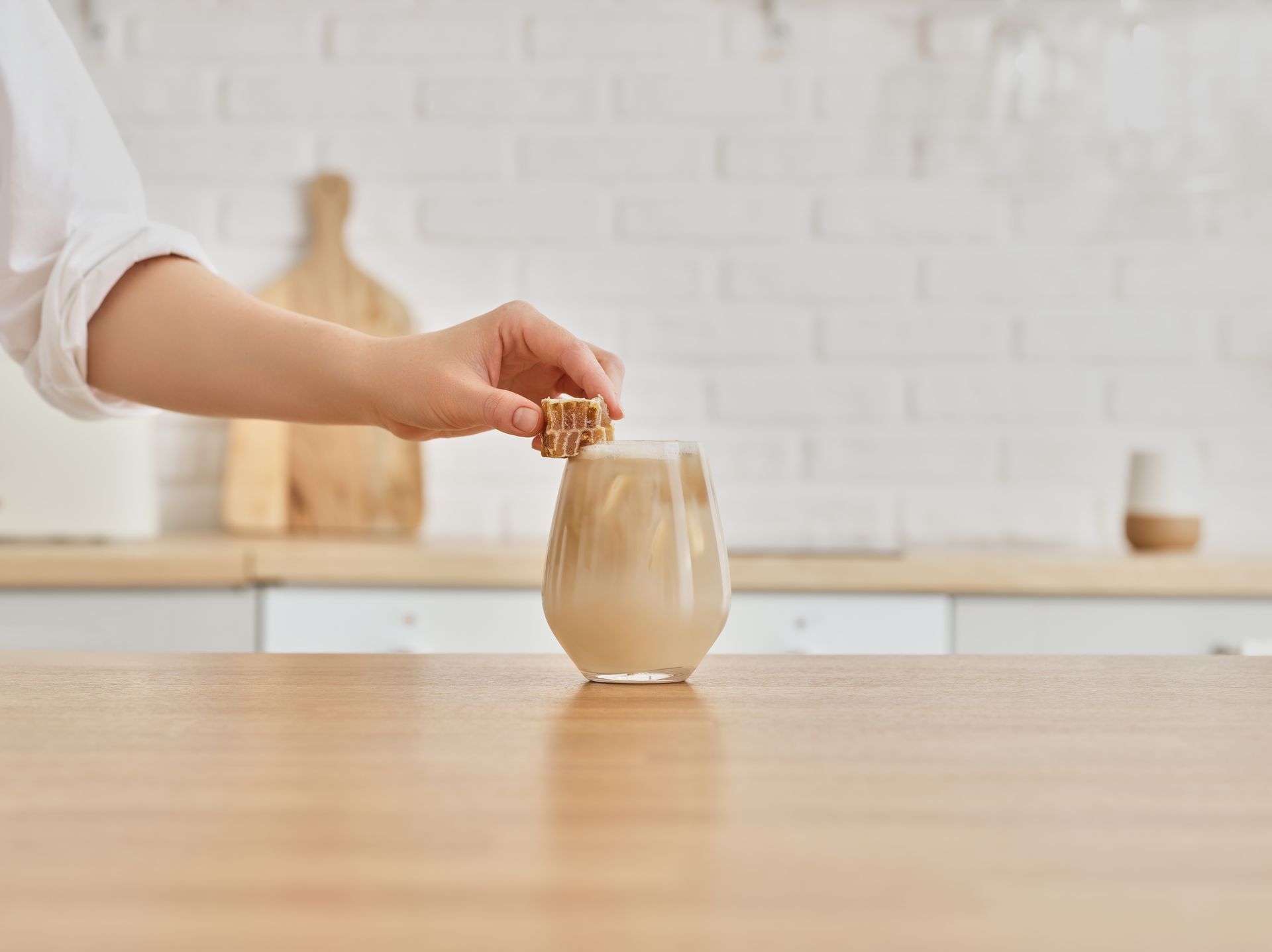 Перелейте в бокал. По желанию украсьте медовыми сотами