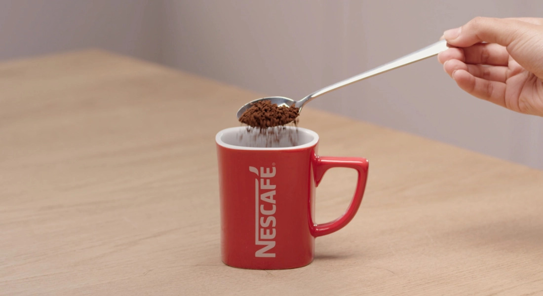 Залейте кофе горячей водой