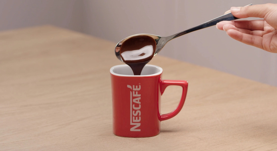 Добавьте шоколадный и ореховый сиропы и перемешайте до однородной массы