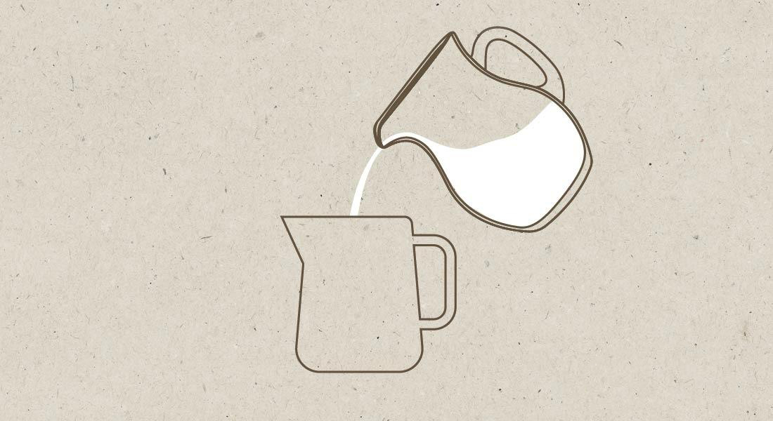 Налейте кокосовый растительный напиток в отдельную емкость