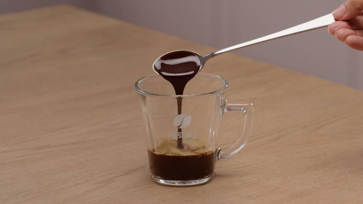 Добавьте шоколадный и мятный сиропы и перемешайте до однородной массы